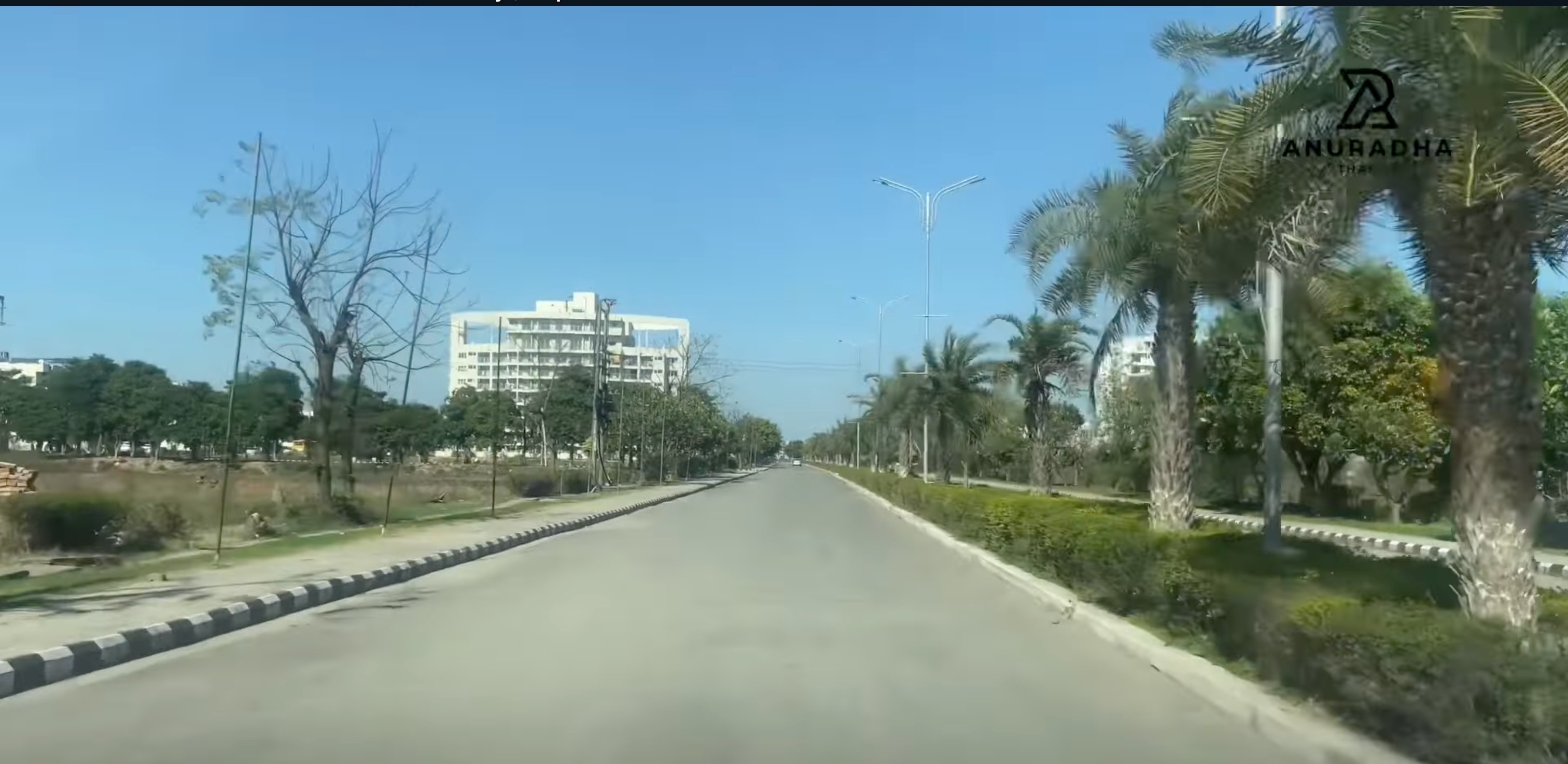 100ft main road